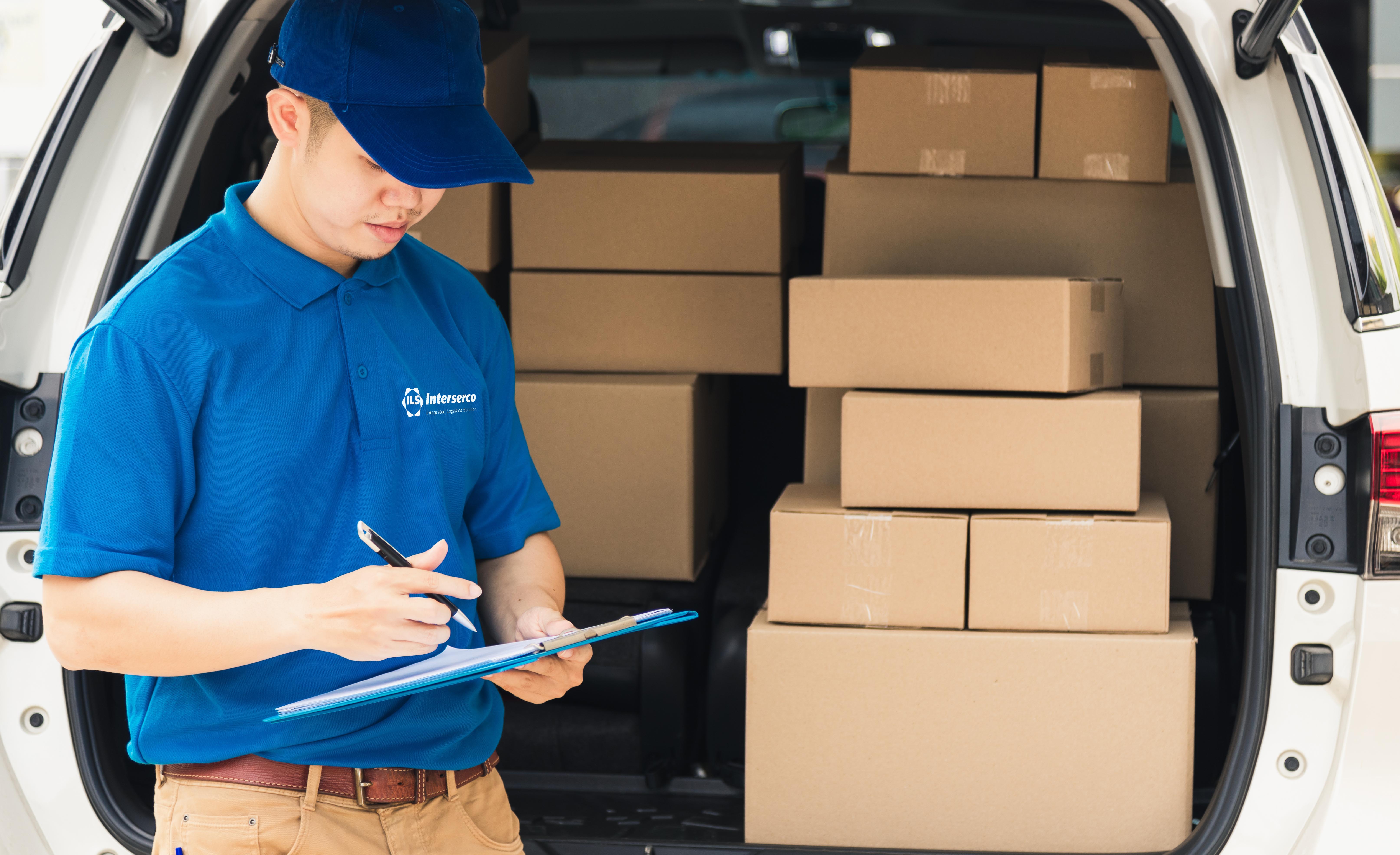 Asian,Young,Delivery,Man,Courier,In,Uniform,Hold,Documents,Clipboard